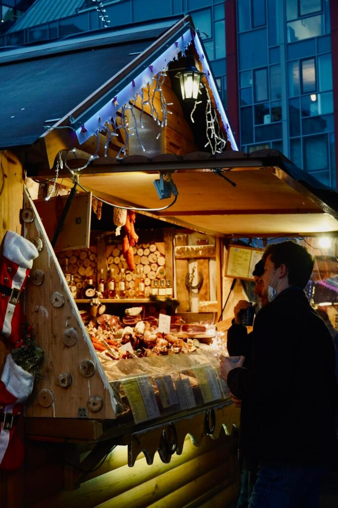Jusqu’au 30 décembre, découvrez le traditionnel village de Noël. Entre chalets gourmands, commerçants et animations… Lille s’illumine.
