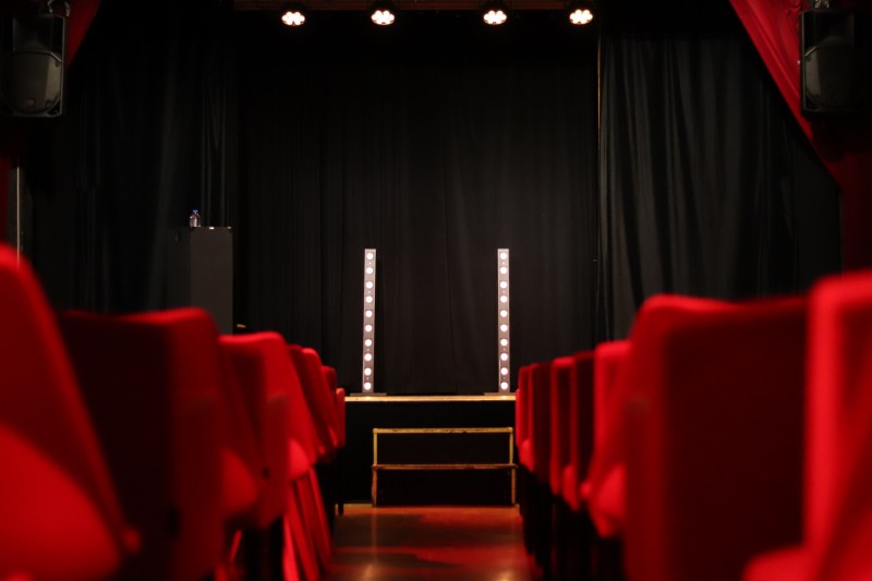 Jusqu’au 27 décembre, le Spotlight, lieu incontournable de l’humour lillois, dévoile les meilleurs artistes avec sa scène : le Spotlight Comedy Club. 