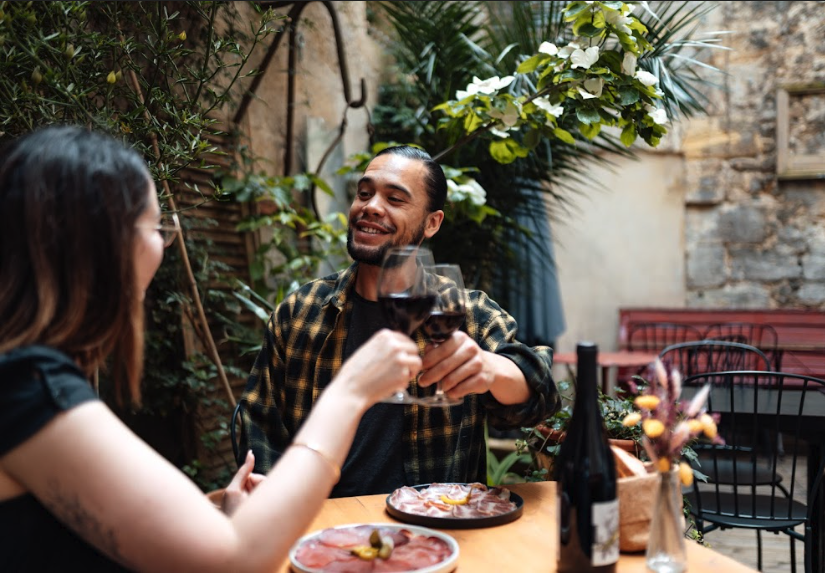 À la fois cave à vins, épicerie fine, salon de dégustation, Yarra offre un lieu unique. Vins vivants et belles assiettes à partager sont au programme de votre soirée. 
