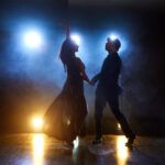 danseurs-habiles-se-produisant-dans-piece-sombre-sous-lumiere-du-concert-fumee-couple-sensuel-executant-danse-contemporaine-artistique-emotionnelle