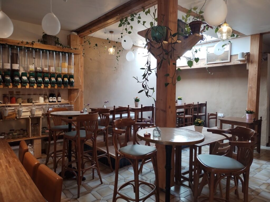 Image du restaurant Petit Pois à Lille.Il y a des poutres en bois, 
