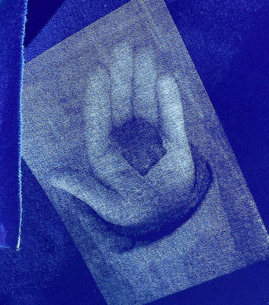 9-9bis main tenant une pierre avec un filtre bleu