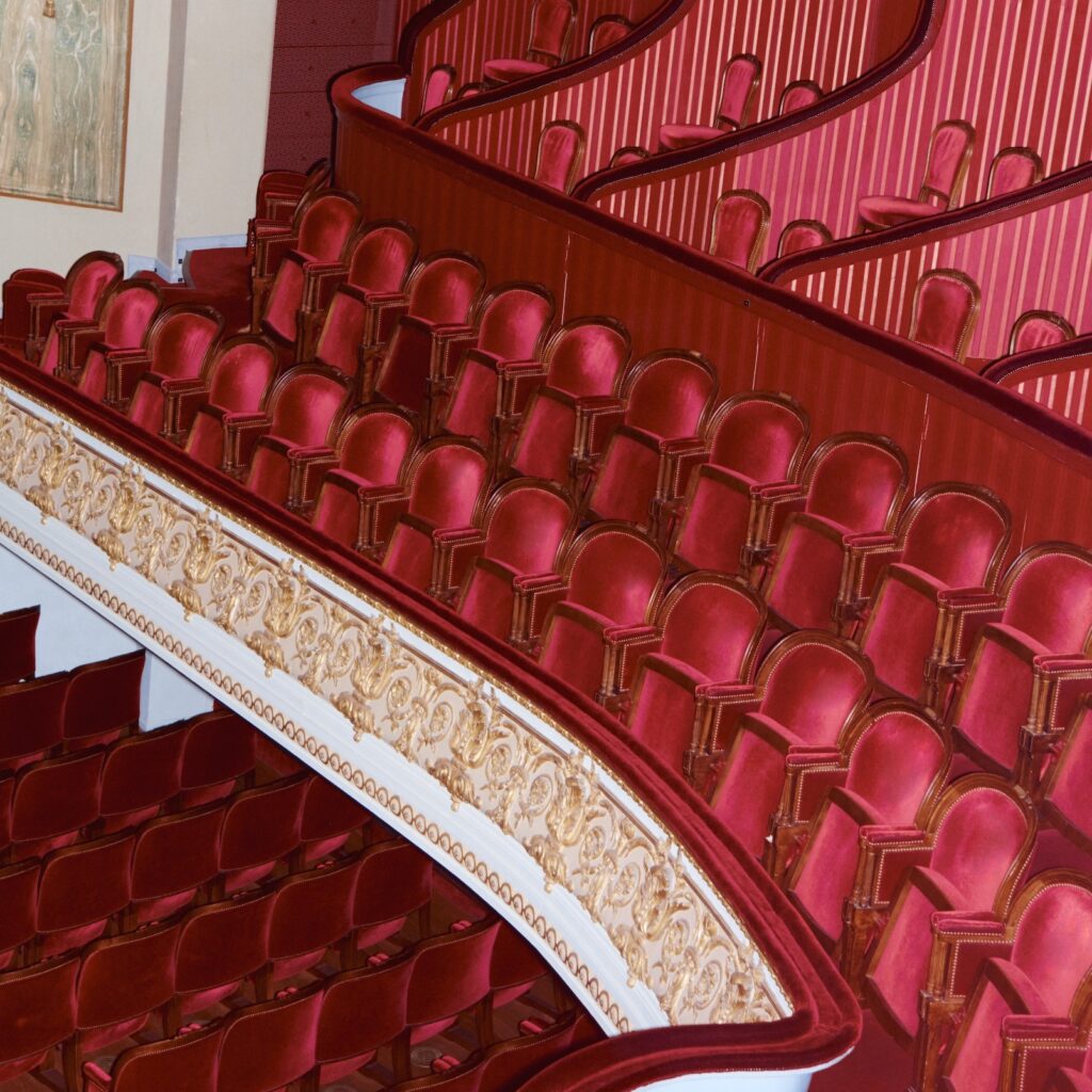 Photo des sièges rouges de l'Opéra de Lille. 