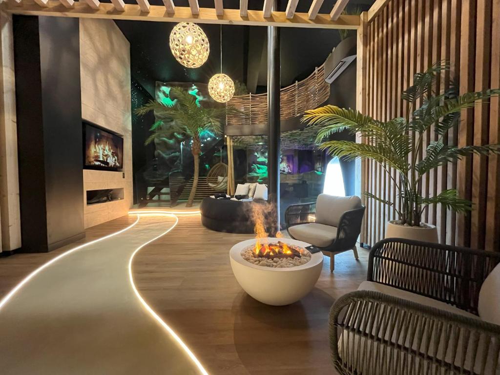 Photo chambre d'omira hôtel en bois avec des plantes exotiques et une large hauteur sous plafond