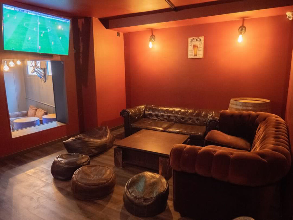 Photo salon avec canapé dans le bar la Kolok