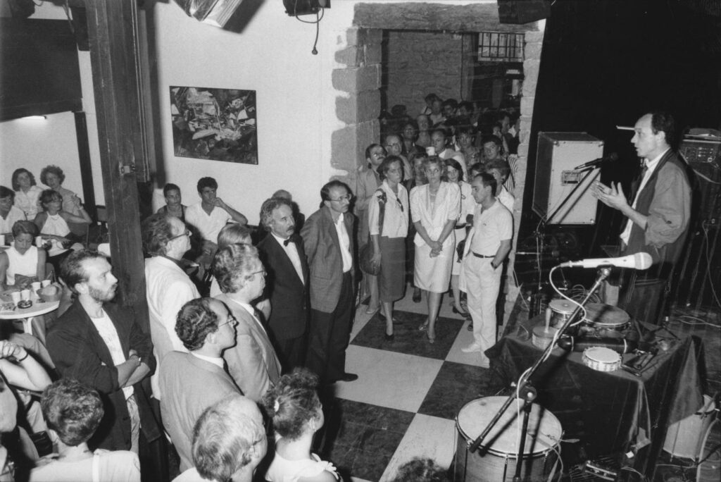 Photo de la soirée d'inauguration de Espace Gerson avec Gilbert Lendrin sur scène en 1987